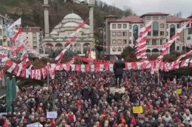 CHP’NİN RİZE MİTİNGİNE KATILAN VATANDAŞ: “REİS “UÇUYORUZ”DEDİ GERÇEKTEN UÇUYORUZ”