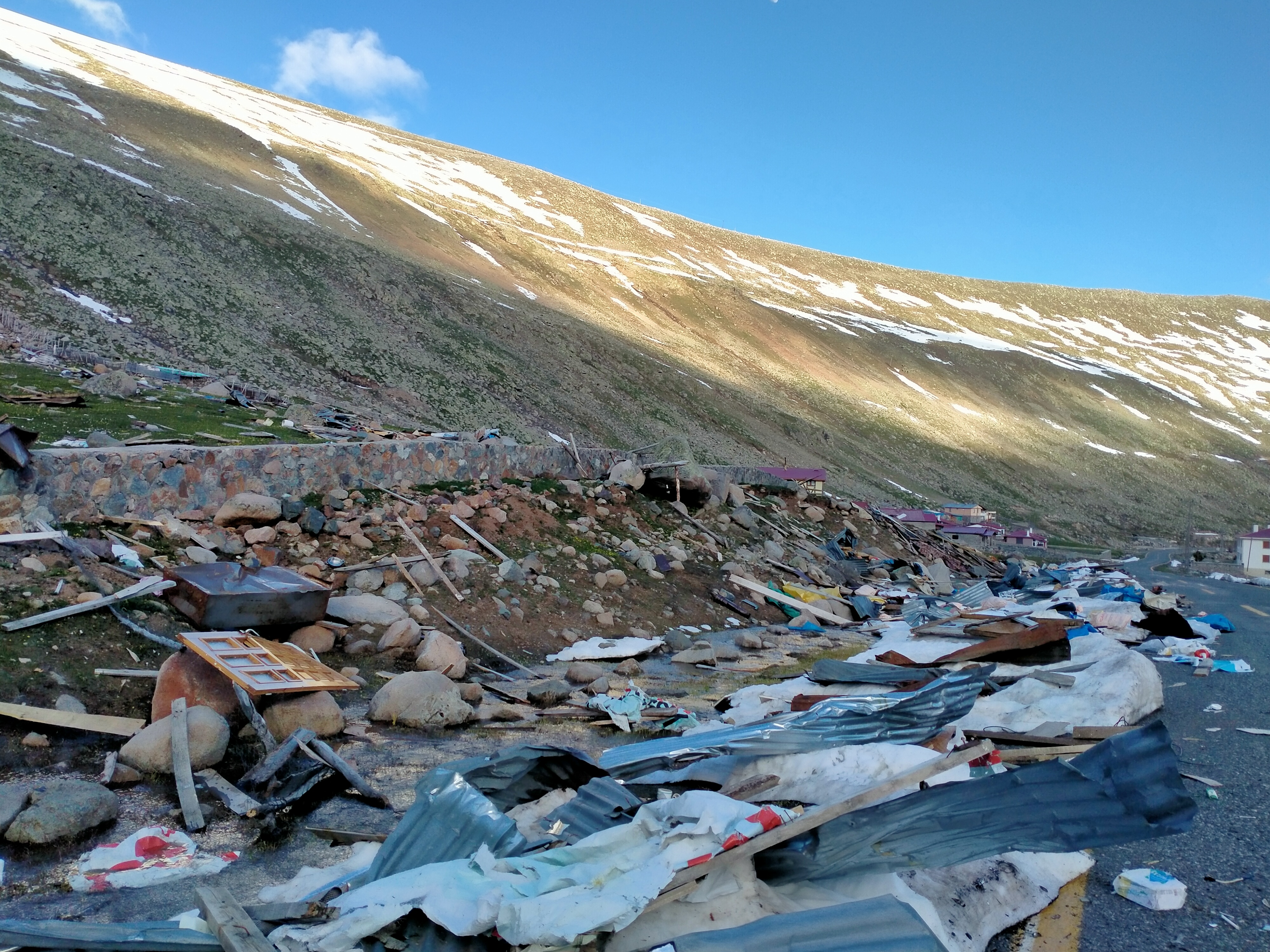 OVİT YAYLASINDA ÇIĞ YAYLA EVLERİNİ YIKTI GEÇTİ